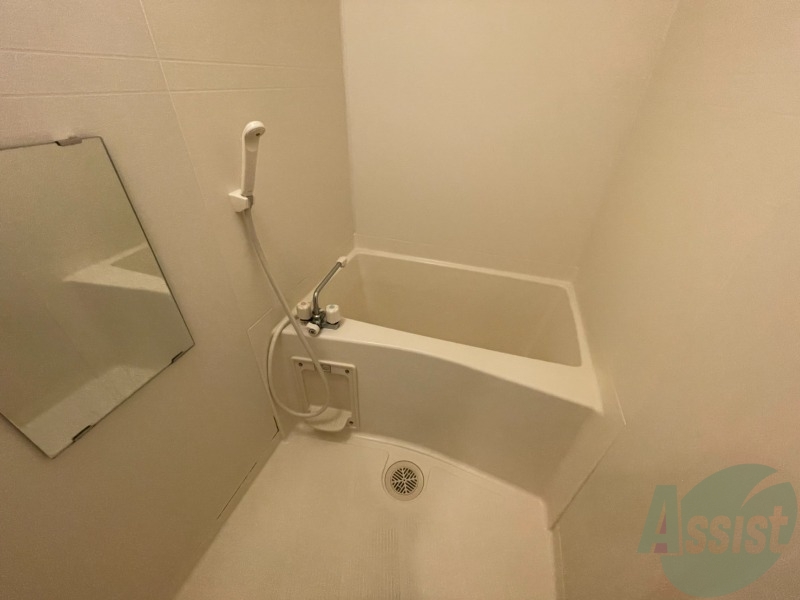 バス・シャワールーム　シンプルなデザインのお風呂です。ゆったりとお入りください。