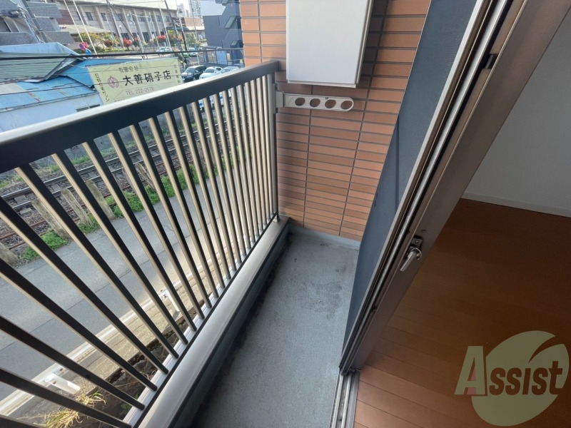 バルコニー　幅はあまり広くはありませんが、しっかり洗濯物も干せますよ。