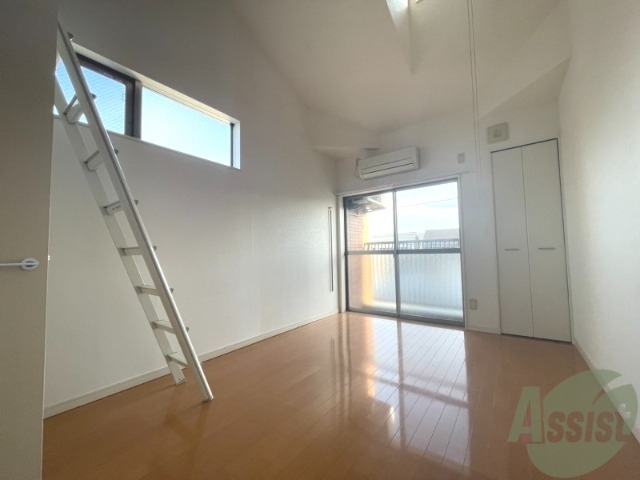 居室・リビング　広めで開放感のあるリビングです。とても明るい印象です。