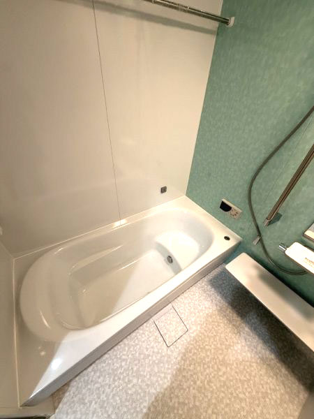 バス・シャワールーム　新規交換しました　清潔感あふれる浴室です