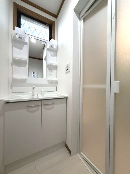 洗面設備　新品の洗面台に交換しました