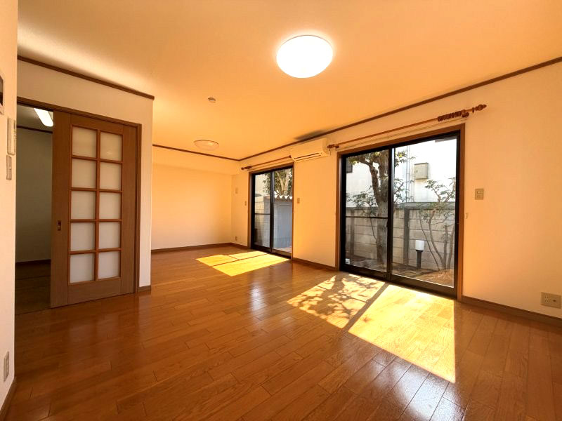 その他　採光豊かなゆとりあるリビングエリアです