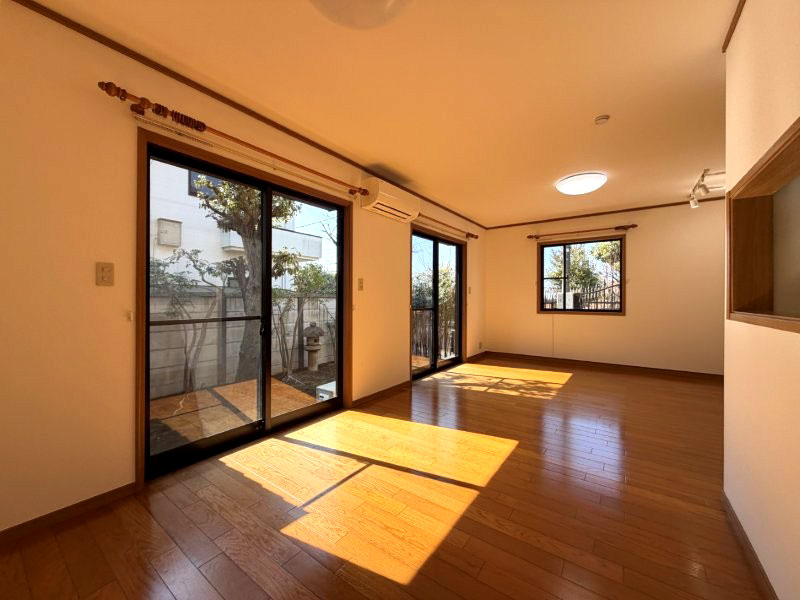 居室・リビング　1Fリビング南向きで明るい陽光が差し込む開放的な空間です