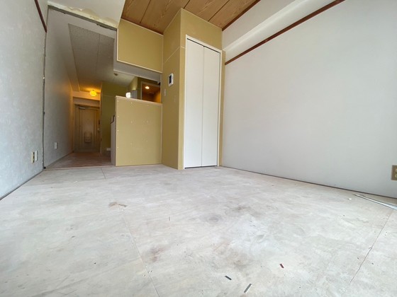 居室・リビング　※改装中の写真です。