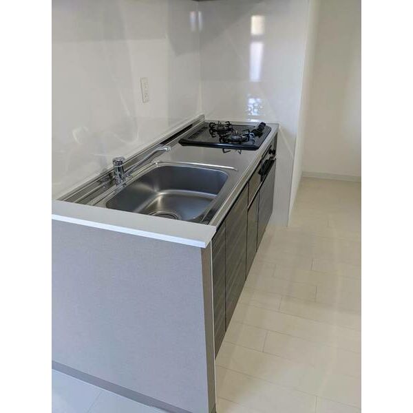 キッチン　独立システムキッチンは料理も掃除もしやすいですね♪