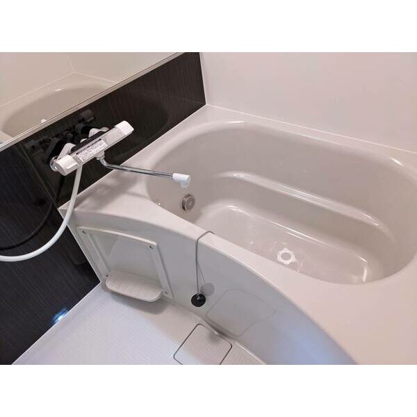 バス・シャワールーム　アクセントパネルがおしゃれなバスルーム♪