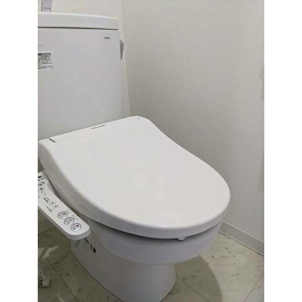 トイレ　あったらうれしいウォシュレット付き♪