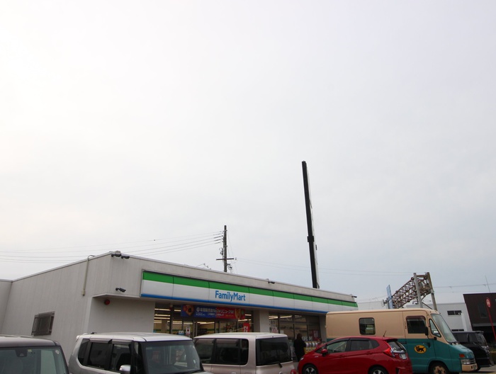 コンビニ　ファミリーマート（コンビニ）まで900m