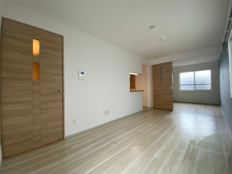 居室・リビング　フローリングや壁の色がお洒落な印象のリビングです。