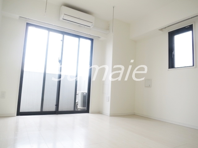 居室・リビング　白いフローリングで広く見えます♪