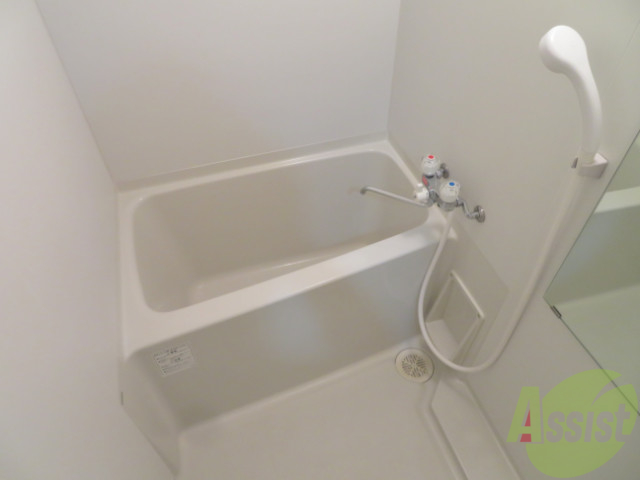 バス・シャワールーム　バスルームはこちらです。広々としてゆったり休めます。