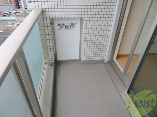 バルコニー　バルコニーは幅があり、広い印象を受けました。