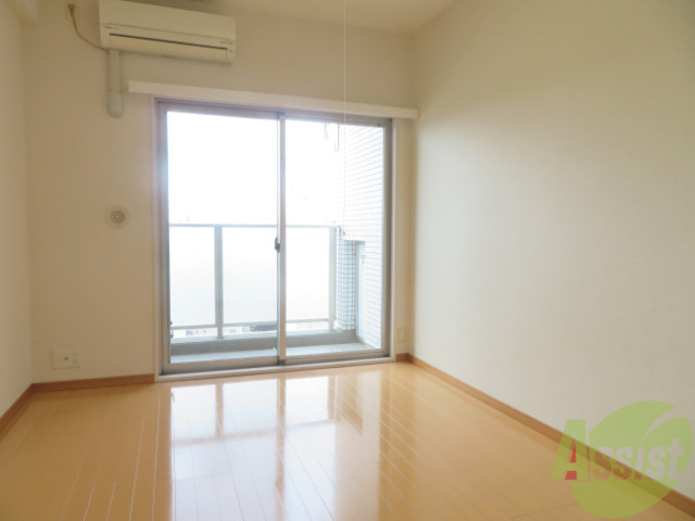 居室・リビング　７．３帖の洋室です。広々として、きれいですね。