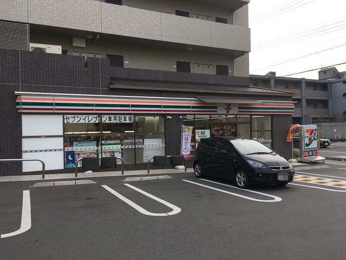 コンビニ　セブンイレブン（コンビニ）まで300m
