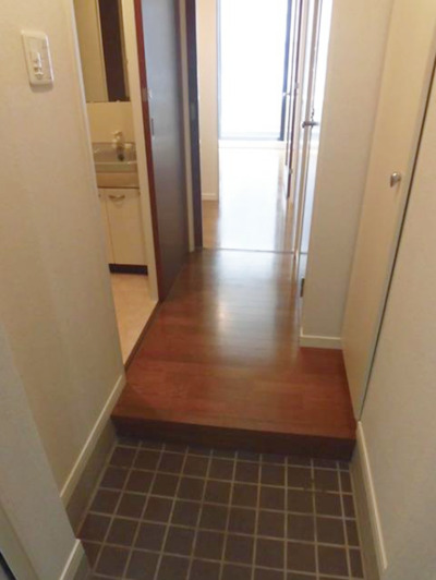 玄関　【安心のセキュリティ完備♪】角部屋2面採光の明るいお部屋！