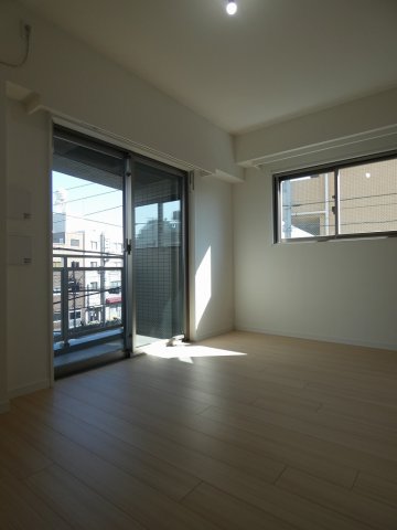 居室・リビング　優しい色合いの床材を使用した居住空間です。