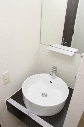 洗面設備　独立洗面台あり、毎朝おしゃれに忙しい女性の方におすすめです
