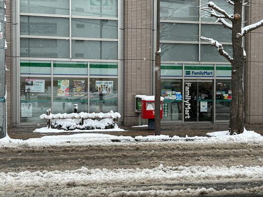 コンビニ　ファミリーマート 札幌北4条東1丁目店（コンビニ）まで318m