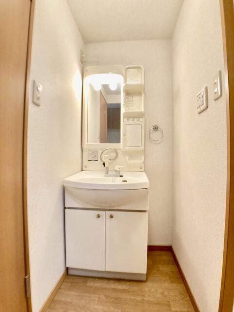 洗面設備　写真は別の部屋のものです。