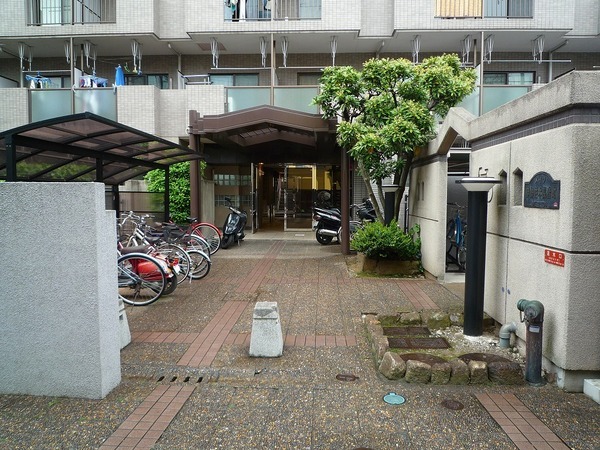 その他共有部分　毎日通るエントランスはこのようになっています