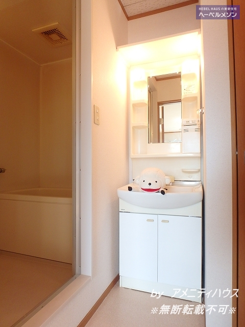 洗面設備　●朝の準備もラクラク　快適な独立洗面スペースあり。