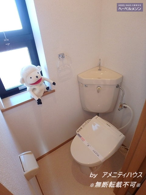 トイレ　●温水洗浄暖房便座付きの快適なトイレスペース。