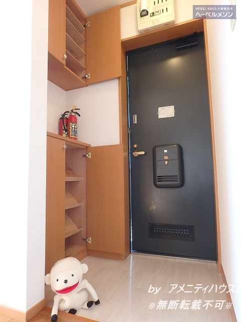 玄関　●玄関には上下2段のシューズボックスあり。