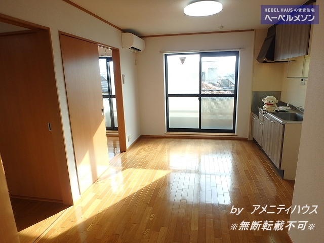 居室・リビング　●日差しタップリのダイニングスペース。