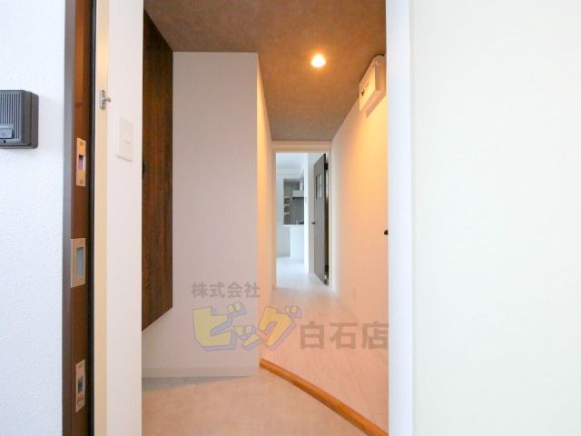 玄関　モニター付きインターホン完備しています♪