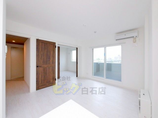 居室・リビング　陽当り良好で明るいリビングです♪