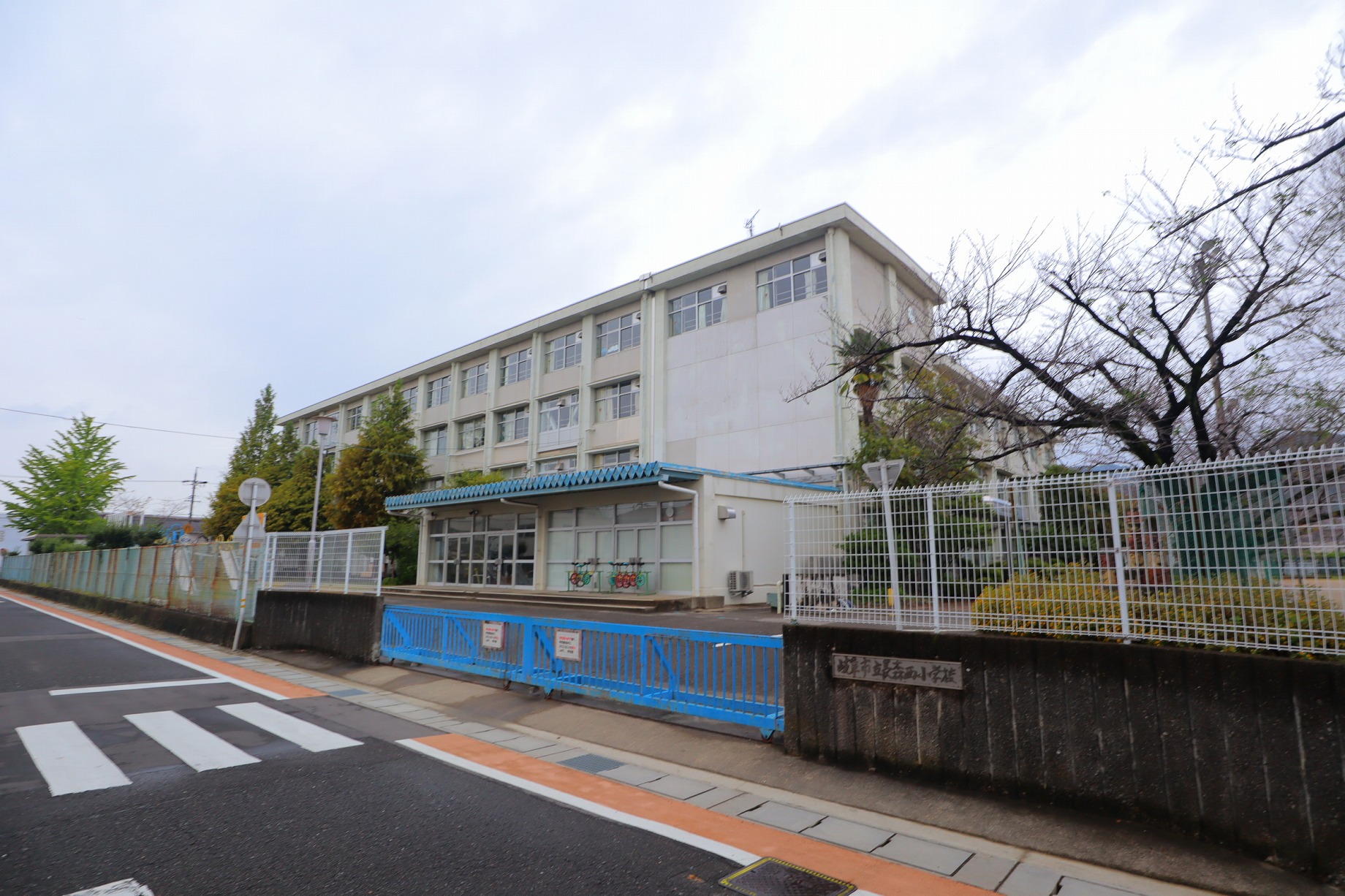 小学校　岐阜市立長森西小学校（小学校）まで102m