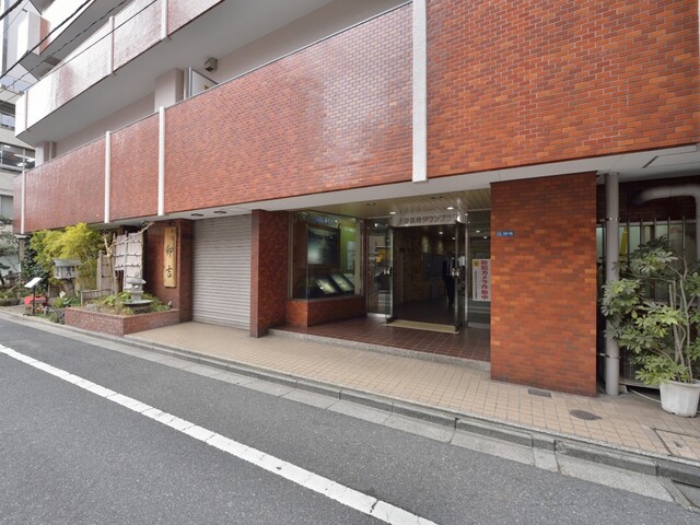 エントランス　落ち着いたエントランスです