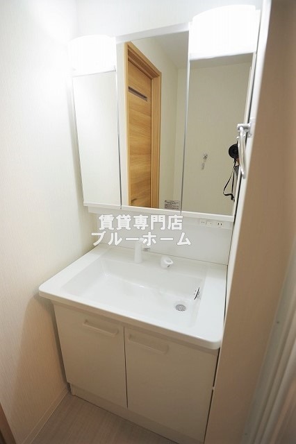 洗面設備　三面鏡独立洗面台！