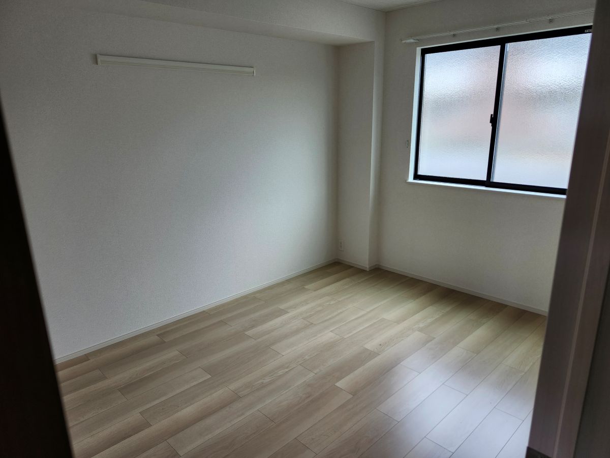 その他部屋・スペース　開放的な寝室です