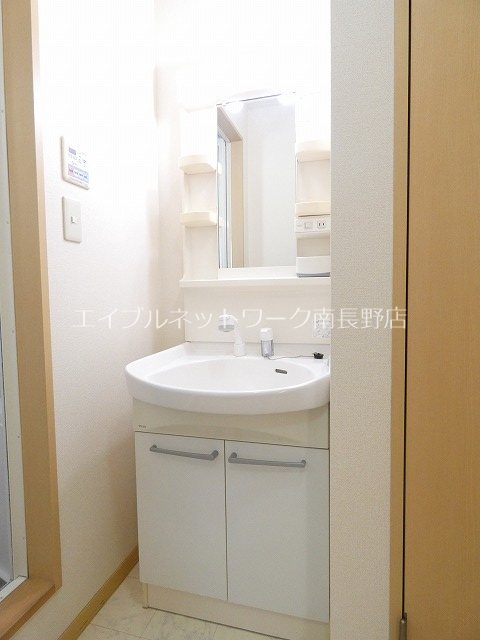 洗面設備　参考：202号室（内装・設備が異なる場合があります。）