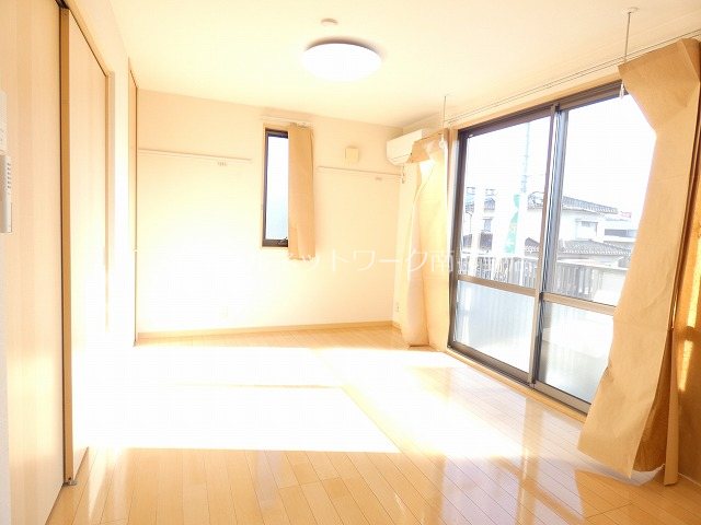居室・リビング　参考：202号室（内装・設備が異なる場合があります。）