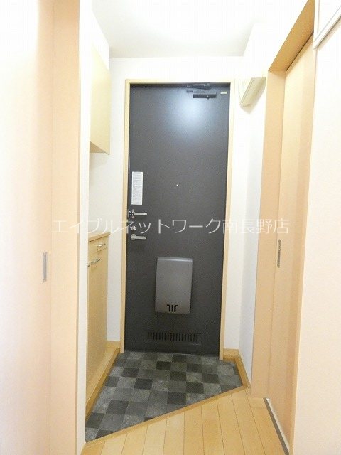 玄関　参考：202号室（内装・設備が異なる場合があります。）
