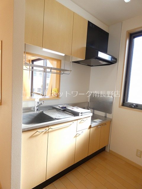 キッチン　参考：202号室（内装・設備が異なる場合があります。）