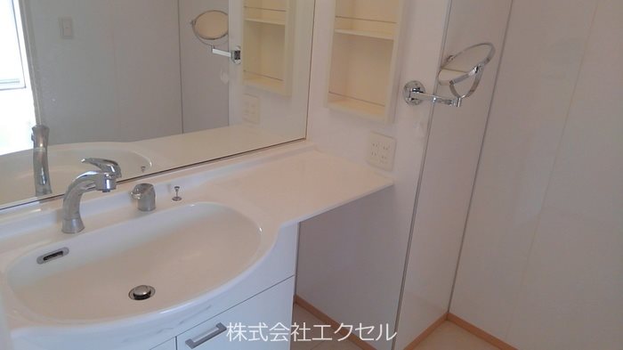 洗面設備　シャワー付き洗面台です。