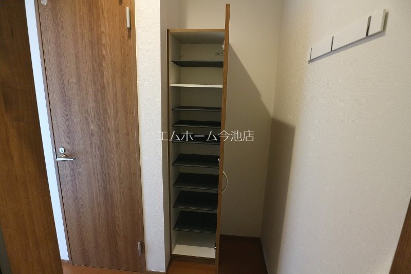 玄関　玄関　シューズボックス付