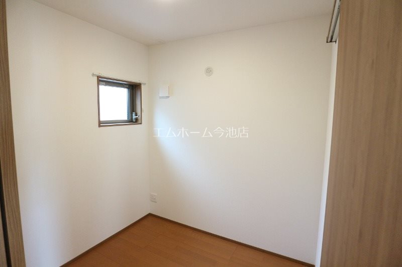 その他部屋・スペース　洋室4.0帖　換気良好　収納スペース充実しています