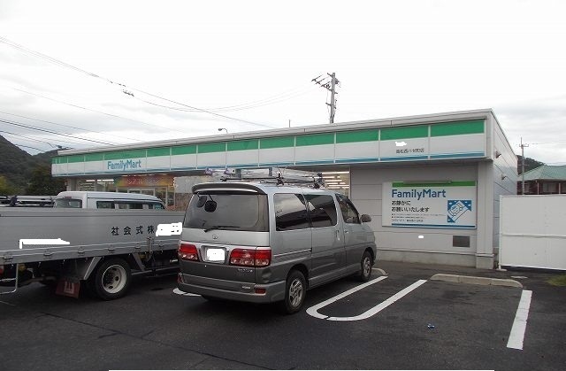コンビニ　ファミリーマートさん（コンビニ）まで1300m