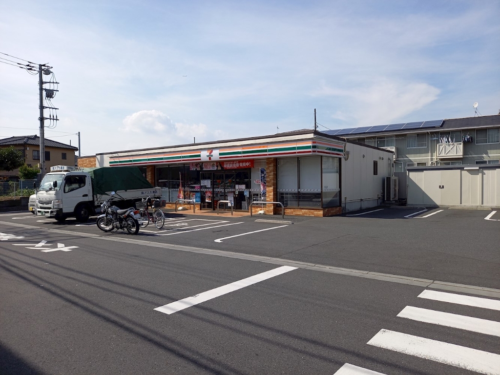 コンビニ　セブンイレブン（コンビニ）まで221m