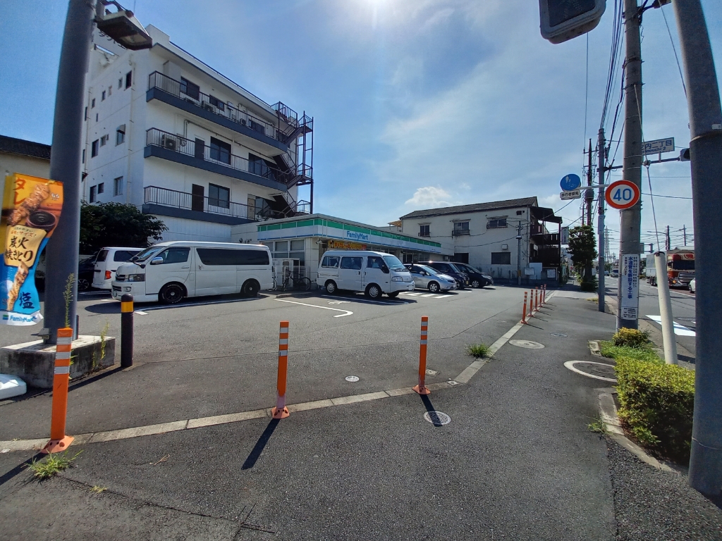コンビニ　ファミリーマート（コンビニ）まで221m