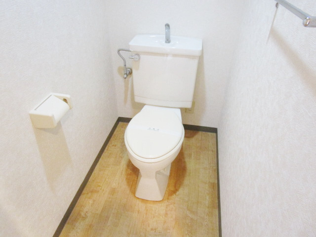 トイレ　*同物件、別部屋の写真です