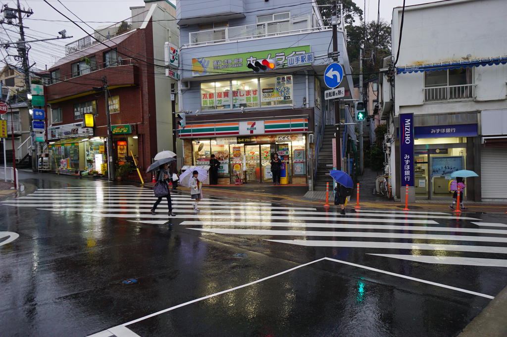 コンビニ　セブンイレブン横浜山手駅前店（コンビニ）まで906m