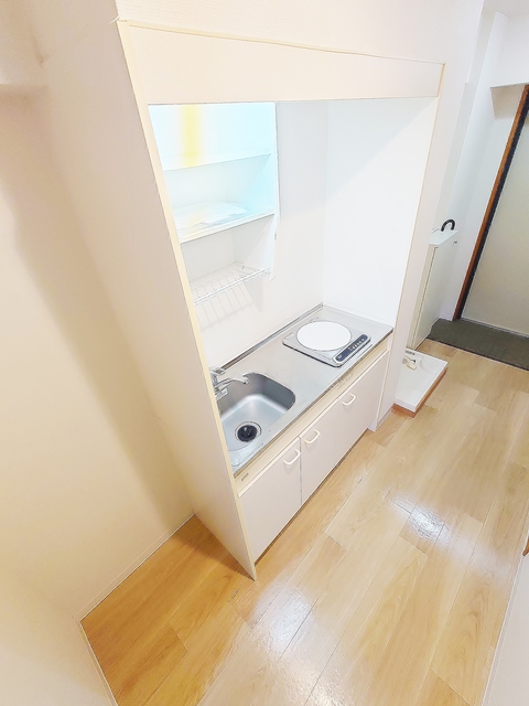キッチン　ＩＨキッチン・横に冷蔵庫置き場