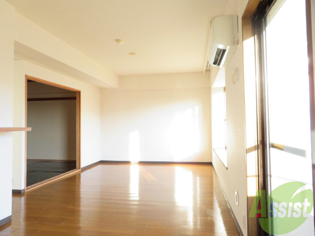 居室・リビング　１４帖のＬＤＫ。引き戸を開けると解放感があります。