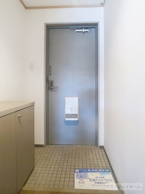 サイトビルの玄関写真
