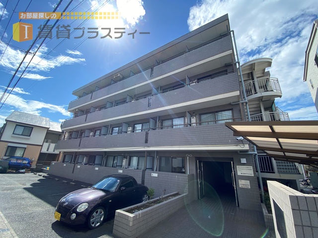 建物外観　前面駐車場で開放的です。
